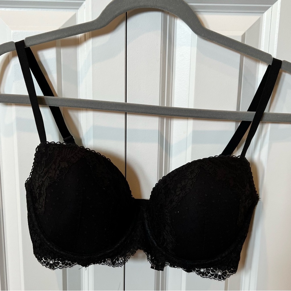 Victoria’s Secret Dream Angels Lined Demi, black lace. 32DDD